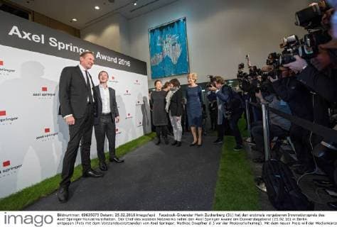 Facebook-Gruender Mark Zuckerberg (31) hat den erstmals vergebenen Innovationspreis des Axel-Springer-Konzerns erhalten. Der Chef des sozialen Netzwerks nahm den Axel Springer Award am Donnerstagabend (25.02.16) in Berlin entgegen (Foto mit dem Vorstandsvorsitzenden von Axel Springer, Mathias Doepfner (l.) vor der Preisverleihumng). Mit dem neuen Preis will der Medienkonzern nach eigenen Angaben jaehrlich herausragende Unternehmerpersönlichkeiten aus dem In- und Ausland auszeichnen, die in besonderer Weise innovativ sind, Maerkte schaffen und veraendern, die Kultur praegen und sich gleichzeitig ihrer gesellschaftlichen Verantwortung stellen . (Siehe epd-Meldung vom 25.02.16) Facebook-Chef Zuckerberg mit Axel Springer Award ausgezeichnet Copyright: epd-bild ChristianxDitsch EDITORIAL USE ONLY