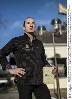 Peter Fitzek, König von Neudeutschland , aufgenommen am Donnerstag (14.01.2016) vor dem ehemaligen Krankenhaus in Wittenberg. RM001