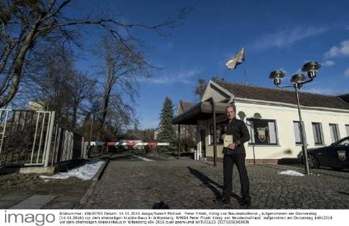 Peter Fitzek, König von Neudeutschland , aufgenommen am Donnerstag (14.01.2016) vor dem ehemaligen Krankenhaus in Wittenberg. RM001