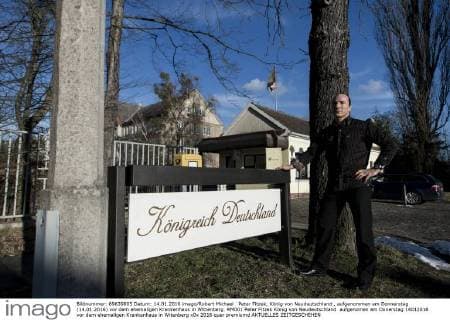 Peter Fitzek, König von Neudeutschland , aufgenommen am Donnerstag (14.01.2016) vor dem ehemaligen Krankenhaus in Wittenberg. RM001