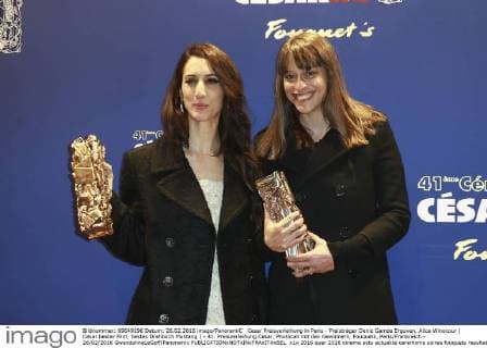 Cesar Preisverleihung in Paris - Preisträger Deniz Gamze Erguven, Alice Winocour ( Cesar bester Film, bestes Drehbuch Mustang ) - 41. Preisverleihung Cesar, Photocall mit den Gewinnern, Fouquets, Paris Frankreich - 26 02 2016 GwendolineLeGoff Panoramic 