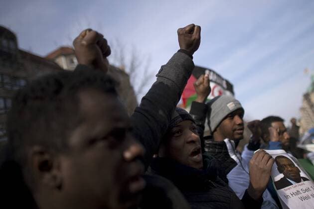 Gedenkmarsch Kolonialgeschichte DEU, Deutschland, Germany, Berlin, 27.02.2016 Demonstranten afrikanischer Herrkunft mit geballter Faust beim Singen der suedafrikanischen Hymne beim 10. Gedenkmarsch zur Erinnerung an die afrikanischen Opfer von Versklavung, Kolonialismus und rassistischer Gewalt vom Komitee fuer ein afrikanisches Denkmal in Berlin und afrikanischer Vereine in Berlin. Dieser Gedenkmarsch wurde ins Leben gerufen, um der Forderung nach Anerkennung der Verbrechen gegen Schwarze Menschen und Menschen afrikanischer Herkunft Nachdruck zu verleihen. Anlass ist die Berliner Afrika-Konferenz von 1884 - 1885, auf der Afrika vor 130 Jahren unter den europaeischen Kolonialmaechten aufgeteilt wurde. Mehr als 30 Millionen Afrikanerinnen und Afrikaner wurden Opfer von Versklavung und kolonialen Verbrechen gegen die Menschlichkeit. Die von Deutschland an den Herero und Nama begangenen Voe