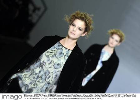 Woman s Milan Fashion Week Fall Winter 2016 2017 Milan Fashion Week Autumn Winter 2016 2017. Giorgio Armani Fashion Show Pictured  SimonaxChioccia