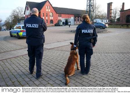Am Samstag (27.02.2016) hat die Polizei¨In der Saar-Lor-Lux-Straße in Saarbrücken-Burbach verhindert, dass ein Neonazi-Konzert direkt neben einer Flüchtlingsunterkunft heimlich stattfinden konnte. Die Räume der städtischen GIU wurden unter einem Vorwand angemietet, die GIU machte vom Hausrecht Gebrauch und sagte die Veranstaltung ab. ¨ bub