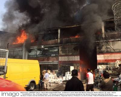 Großbrand in einer Fabrik San Bartolo Tenayuca, Mexiko February 29, 2016 - Mexico - TLALNEPANTLA, Mex. FireFuego-Edomex.- Un incendio se registra en una cartonera ubicada en San Bartolo Tenayuca, este lunes 29 de febrero de 2016. El hecho movilizo elementos del cuerpo de bomberos, Seguridad Publica y Proteccion Civil de la entidad.  - ZUMAu78_