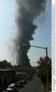 Großbrand in einer Fabrik San Bartolo Tenayuca, Mexiko February 29, 2016 - Mexico - TLALNEPANTLA, Mex. FireFuego-Edomex.- Un incendio se registra en una cartonera ubicada en San Bartolo Tenayuca, este lunes 29 de febrero de 2016. El hecho movilizo elementos del cuerpo de bomberos, Seguridad Publica y Proteccion Civil de la entidad.  - ZUMAu78_