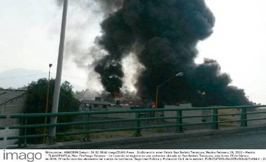 Großbrand in einer Fabrik San Bartolo Tenayuca, Mexiko February 29, 2016 - Mexico - TLALNEPANTLA, Mex. FireFuego-Edomex.- Un incendio se registra en una cartonera ubicada en San Bartolo Tenayuca, este lunes 29 de febrero de 2016. El hecho movilizo elementos del cuerpo de bomberos, Seguridad Publica y Proteccion Civil de la entidad.  - ZUMAu78_