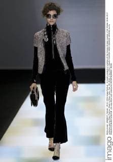 A model presents a creation at the Giorgio Armani women s Fall-Winter 2016-2017 collection during Milan Fashion Week in Milan, Italy, Feb. 29, 2016. ) (lyi) ITALY-MILAN-FASHION WEEK-GIORGIO ARMANI JinxYu 