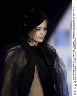 A model presents a creation at the Giorgio Armani women s Fall-Winter 2016-2017 collection during Milan Fashion Week in Milan, Italy, Feb. 29, 2016. ) (lyi) ITALY-MILAN-FASHION WEEK-GIORGIO ARMANI JinxYu 