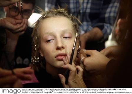 Paris Fashion Week - Wanda Nylon Modenschau A model is made-up backstage before the presentation of Wanda Nylon s showas part of the Fall-Winter 2016-2017 Fashion Week in Paris on March 1, 2016.  PAR20160302112 MAYAxVIDON-WHITE