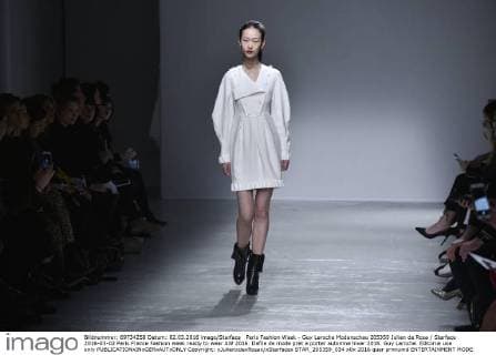 Paris Fashion Week - Guy Laroche Modenschau 205359 Julien de Rosa Starface 2016-03-02 Paris France Fashion week ready to wear AW 2016. Defile de mode pret a porter automne hiver 2016. Guy Laroche. Editorial use only  Copyright: xJulienxdexRosax xStarfacex STAR_205359_034