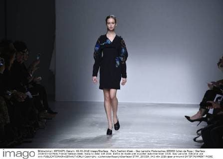 Paris Fashion Week - Guy Laroche Modenschau 205359 Julien de Rosa Starface 2016-03-02 Paris France Fashion week ready to wear AW 2016. Defile de mode pret a porter automne hiver 2016. Guy Laroche. Editorial use only  Copyright: xJulienxdexRosax xStarfacex STAR_205359_043
