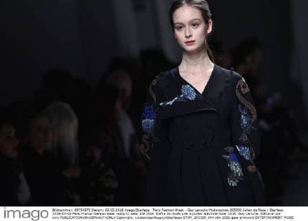 Paris Fashion Week - Guy Laroche Modenschau 205359 Julien de Rosa Starface 2016-03-02 Paris France Fashion week ready to wear AW 2016. Defile de mode pret a porter automne hiver 2016. Guy Laroche. Editorial use only  Copyright: xJulienxdexRosax xStarfacex STAR_205359_044