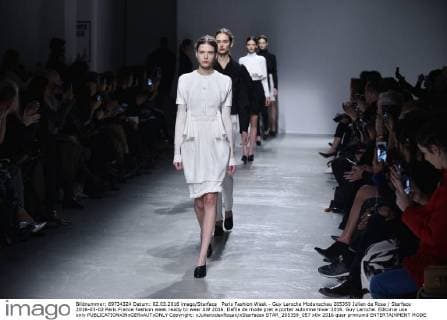 Paris Fashion Week - Guy Laroche Modenschau 205359 Julien de Rosa Starface 2016-03-02 Paris France Fashion week ready to wear AW 2016. Defile de mode pret a porter automne hiver 2016. Guy Laroche. Editorial use only  Copyright: xJulienxdexRosax xStarfacex STAR_205359_057