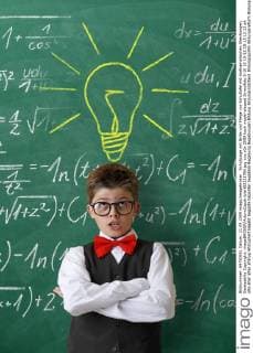 Schuljunge mit Brille und Fliege vor Schultafel mit mathematischen Gleichungen, Geistesblitz Copyright: imageBROKER ArturxCupak iblart02221784.jpg