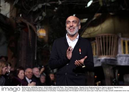 Paris Fashion Week - Manish Arora Modenschau Indian fashion designer Manish Arora salutes the audience at the end of the presentation of his show as part of the Fall-Winter 2016-2017 Fashion Week in Paris on March 3, 2016.  PAR20160303101 MAYAxVIDON-WHITE