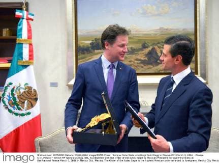 Enrique Pena Nieto empfängt Nick Clegg in Mexico City March 3, 2016 - Mexico City, Mexico - British MP Nicholas Clegg, left, is presented with the Order of the Aztec Eagle by Mexican President Enrique Pena Nieto at the National Palace March 3, 2016 in Mexico City, Mexico. The Order of the Aztec Eagle is the highest Mexican order awarded to foreigners. Mexico City Mexico - ZUMAp138