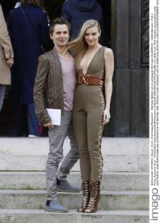 Matthew Bellamy et sa compagne Elle Evans CELEBRITES : Defile Balmain - Pret a Porter Automne Hiver - 03 03 2016 GwendolineLeGoff Panoramic 