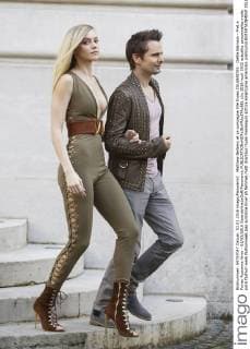 Matthew Bellamy et sa compagne Elle Evans CELEBRITES : Defile Balmain - Pret a Porter Automne Hiver - 03 03 2016 GwendolineLeGoff Panoramic 