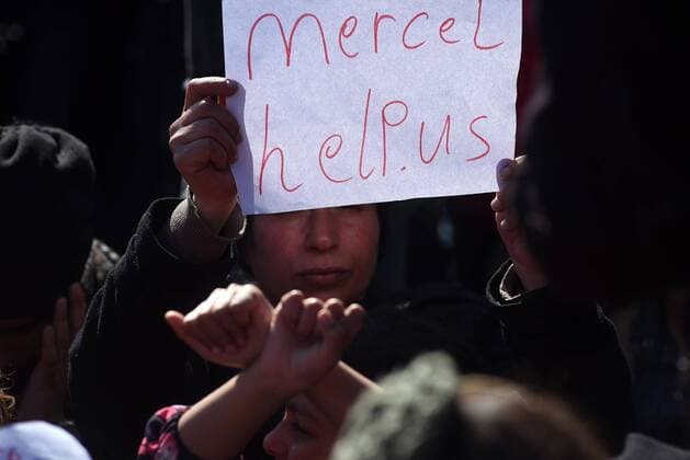Bilder des Tages Flüchtlinge blockieren Bahnstrecke im griechisch-mazedonischen Grenzgebiet March 3, 2016 - Idomeni, Greece - Refugees holding paper that reads: Merkel Help Us as migrants block a railway during a protest demanding the opening of the border between Greece and Macedonia in the northern Greek border station of Idomeni. Thousands of refugees and migrants wait on the border between Greece and Macedonia and about 30,000 refugees and other migrants are stranded in Greece, with 10,000 at the Idomeni border crossing to Macedonia. Idomeni Greece - ZUMAv62_
