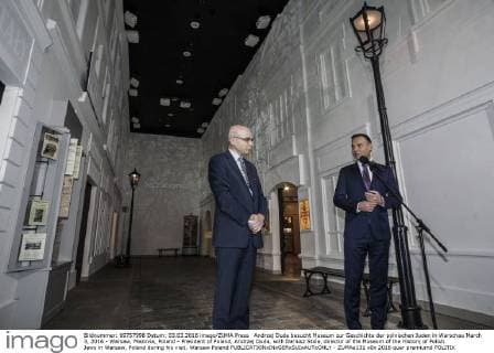 Andrzej Duda besucht Museum zur Geschichte der polnischen Juden in Warschau March 3, 2016 - Warsaw, Mazovia, Poland - President of Poland, Andrzej Duda, with Dariusz Stola, director of the Museum of the History of Polish Jews in Warsaw, Poland during his visit. Warsaw Poland - ZUMAa131