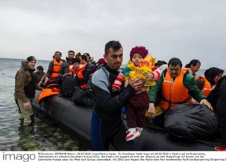 Ein freiwilliger Helfer tragt am 24.02.2016 in Mytilini auf der Insel Lesbos, Griechenland ein Kleinkind aus einem Schlauchboot. Die Insel in der Aegaeis ist einer der Hotspots an dem Fluechtlinge mit Booten von der tuerkischen Kueste ueber das Meer nach Europa uebersetzen.