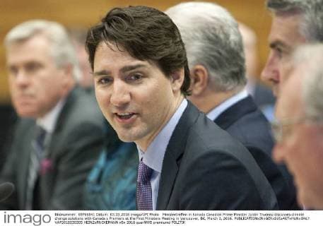 Ministertreffen in Kanada Canadian Prime Minister Justin Trudeau discusses climate change solutions with Canada s Premiers at the First Ministers Meeting in Vancouver, BC, March 3, 2016.  VAP2016030305 HEINZxRUCKEMANN