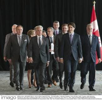 Ministertreffen in Kanada Canadian Prime Minister Justin Trudeau leads Canada s Premiers to the press conference after their First Ministers Meeting in Vancouver, BC, March 3, 2016.  VAP2016030306 HEINZxRUCKEMANN