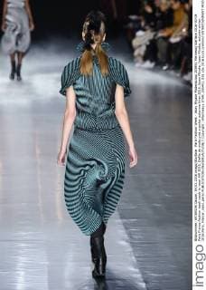 Paris Fashion Week - Issey Miyake Modenschau 205451 Marineau Starface 2016-03-04 Paris France Fashion week ready to wear AW 2016. Defile de mode pret a porter automne hiver 2016. Issey Miyake. Issey Miyake, autumn-winter 2016 Paris, France _sans_perso  Copyright: xMarineaux STAR_205451_038