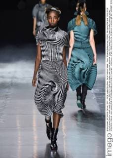 Paris Fashion Week - Issey Miyake Modenschau 205451 Marineau Starface 2016-03-04 Paris France Fashion week ready to wear AW 2016. Defile de mode pret a porter automne hiver 2016. Issey Miyake. Issey Miyake, autumn-winter 2016 Paris, France _sans_perso  Copyright: xMarineaux STAR_205451_039