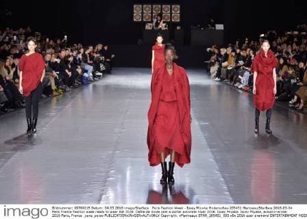Paris Fashion Week - Issey Miyake Modenschau 205451 Marineau Starface 2016-03-04 Paris France Fashion week ready to wear AW 2016. Defile de mode pret a porter automne hiver 2016. Issey Miyake. Issey Miyake, autumn-winter 2016 Paris, France _sans_perso  Copyright: xMarineaux STAR_205451_050