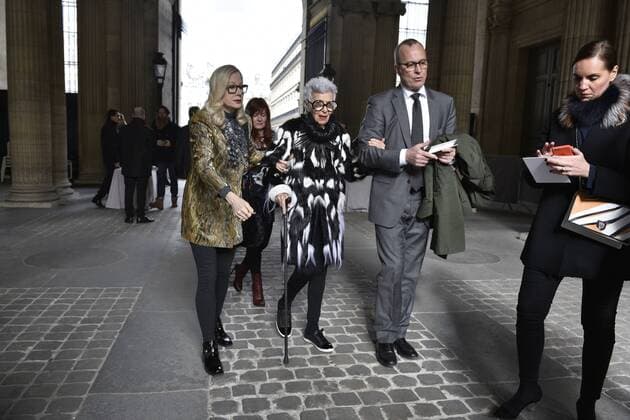 IMAGO ICONS: Iris Apfel Paris Fashion Week - Promis besuchen Dior Modenschau 205450 De Rosa Starface 2016-03-04 Paris France Fashion week ready to wear AW 2016. Defile de mode pret a porter automne hiver 2016.Christian Dior. People. Apfel, Iris  Copyright: xDexRosax STAR_205450_145