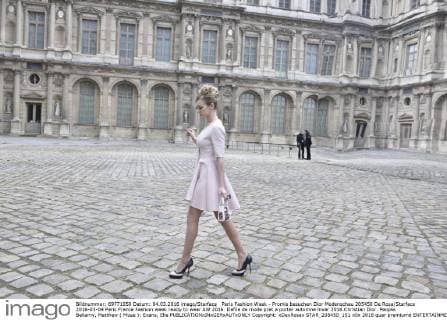 Paris Fashion Week - Promis besuchen Dior Modenschau 205450 De Rosa Starface 2016-03-04 Paris France Fashion week ready to wear AW 2016. Defile de mode pret a porter automne hiver 2016.Christian Dior. People. Bellamy, Matthew ( Muse ); Evans, Elle  Copyright: xDexRosax STAR_205450_151