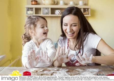 Portrait of laughing mother and her little daughter baking together model released Symbolfoto property released  HAPF000155