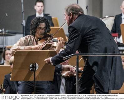 Frankfurt (Oder), 04.03.2016 - Musikfesttage an der Oder Eroeffnungskonzert - Exotische Musik - Das Brandenburgische Staatsorchester - Dirigent GMD Howard Griffith Solist - Iskandar Widjaja (Berlin), - Violine - Komponist Fazil Say -: Violinkonzert 1001 Nigths in the Harem Im Bild: Solist Iskandar Widjaja und GMD Howard Griffith.