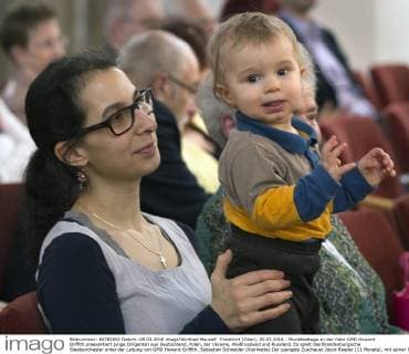 Frankfurt (Oder), 05.03.2016 - Musikfesttage an der Oder GMD Howard Griffith praesentiert junge Dirigenten aus Deutschland, Polen, der Ukraine, Weißrussland und Russland. Es spielt das Brandenburgische Staatsorchester unter der Leitung von GMD Howard Griffith, Sebastian Schneider (Klarinette) Der juengste Zuschauer Jacob Roeder (11 Monate), mit seiner Mutti Elisabeth, spendete den jungen Dirigenten viel Beifall.