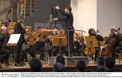 Frankfurt (Oder), 05.03.2016 - Musikfesttage an der Oder GMD Howard Griffith praesentiert junge Dirigenten aus Deutschland, Polen, der Ukraine, Weißrussland und Russland. Es spielt das Brandenburgische Staatsorchester unter der Leitung von GMD Howard Griffith, Sebastian Schneider (Klarinette) Im Bild: Dirigent, Sergey Akimov aus Russland, an der Klarinette Sebastian Schneider.