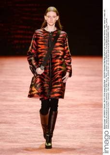 205509 Marineau Starface 2016-03-06 Paris France Fashion week ready to wear AW 2016. Defile de mode pret a porter automne hiver 2016. Akris. Akris , autumn-winter 2016 Paris, France Editorial use only _sans_perso  Copyright: xMarineaux STAR_205509_037