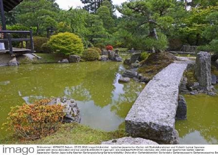 typischer japanischer Garten mit Steindekorationen und Koiteich typical Japanese garden with stone decoration and koi pond BLWS419419 Copyright: xblickwinkel McPHOTO I.xSchulzx