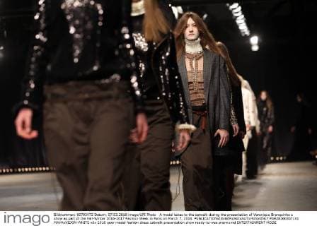 A model takes to the catwalk during the presentation of Veronique Branquinho s show as part of the Fall-Winter 2016-2017 Fashion Week in Paris on March 7, 2016.  PAR20160307101 MAYAxVIDON-WHITE