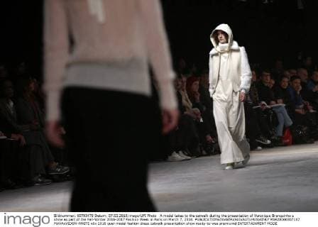A model takes to the catwalk during the presentation of Veronique Branquinho s show as part of the Fall-Winter 2016-2017 Fashion Week in Paris on March 7, 2016.  PAR20160307107 MAYAxVIDON-WHITE