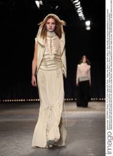 Bilder des Tages A model takes to the catwalk during the presentation of Veronique Branquinho s show as part of the Fall-Winter 2016-2017 Fashion Week in Paris on March 7, 2016.  PAR20160307109 MAYAxVIDON-WHITE