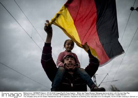 Bilder des Tages Greece: Refugees demonstration with German flag The refugees hosted in the camp of Idomeni, Greece, celebrated with a German flag the support received from German Chancellor Angela Merkel. The refugees camp on the Greek-Macedonian border in Idomeni, Macedonia is allowing only restricted entry to refugees. At the border crossing in Idomeni a large camp with thousands of refugees has been established and new arrivals keep coming.  MichelexAmoruso