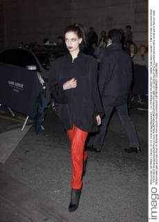 Lily McMenamy CELEBRITES : Defile Yves Saint Laurent - Pret a Porter Automne Hiver - 07 03 2016 GwendolineLeGoff Panoramic 