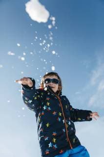 Little boy throwing snowball model released Symbolfoto  JRFF000390