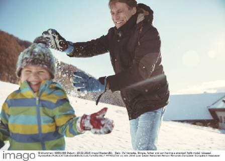 Italy, Val Venosta, Slingia, father and son having a snowball fight model released Symbolfoto  MFF002700