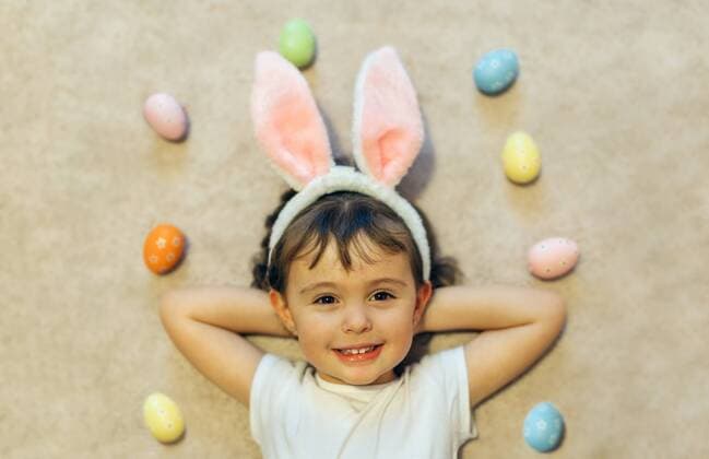 Ostern - Symbolbilder Portrait of happy little girl lying on the floor between Easter eggs model released Symbolfoto property released  MGOF001423