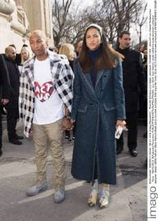 Pharrell Williams und Helen Lasichanh CELEBRITIES : Ankunft zur Chanel Modenschau - Paris - 08 03 2016 JBAutissier Panoramic 