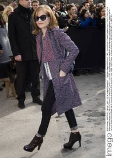 Isabelle Huppert CELEBRITIES : Ankunft zur Chanel Modenschau - Paris - 08 03 2016 JBAutissier Panoramic 