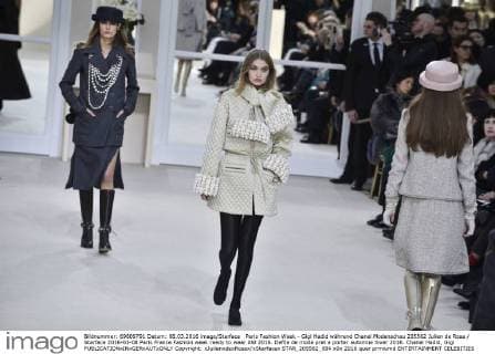 Paris Fashion Week - Gigi Hadid während Chanel Modenschau 205562 Julien de Rosa Starface 2016-03-08 Paris France Fashion week ready to wear AW 2016. Defile de mode pret a porter automne hiver 2016. Chanel Hadid, Gigi  Copyright: xJulienxdexRosax xStarfacex STAR_205562_094